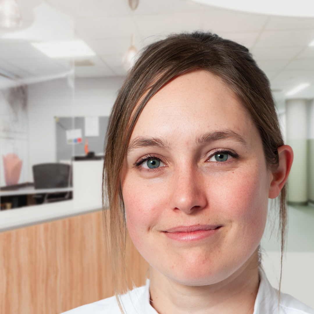 https://www.rijndam.nl/assets/uploads/images/medewerkers/Profielfoto_Vera_de_Vries_vierkant.png